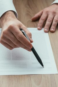 Rechtsanwalt erklärt Vertrag zur Unterzeichnung